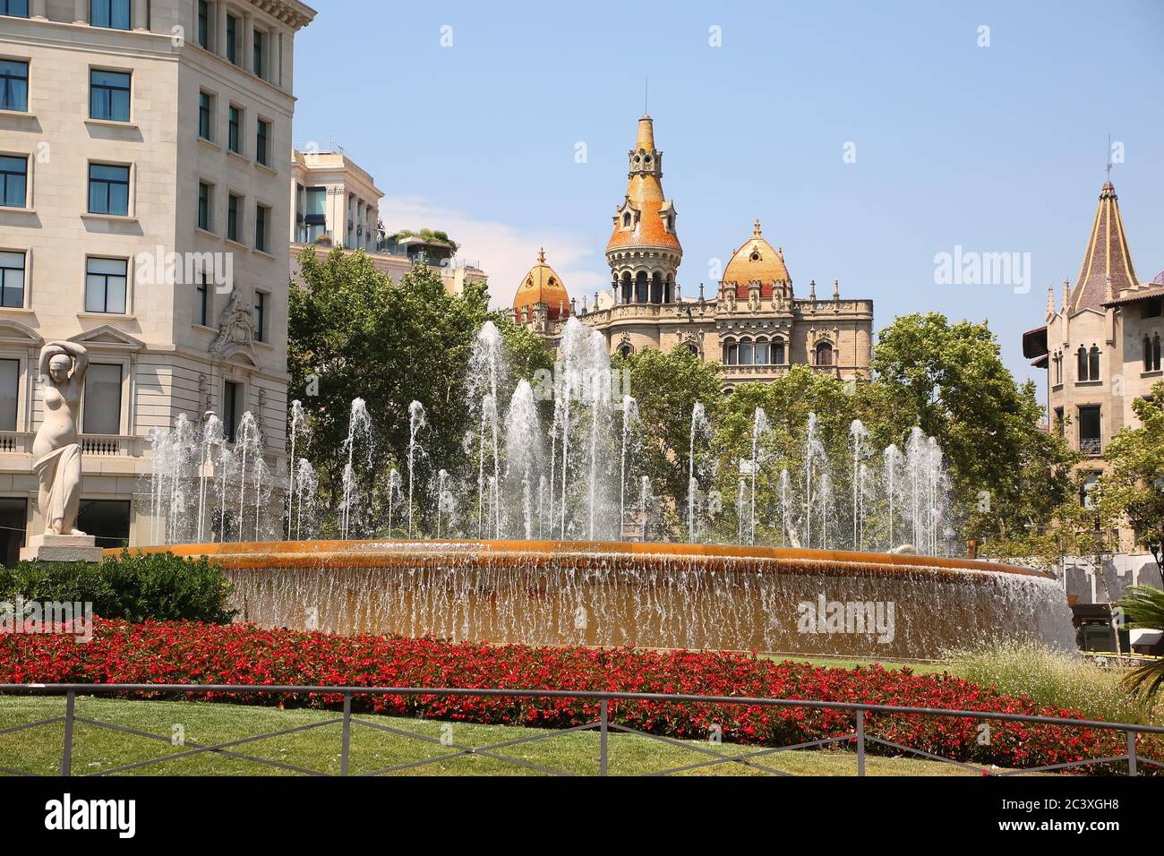 Bella fontana e giardini nel centro della città, nel centro della zona, Placa de Catalunya o Catalonia Square, Barcellona, Spagna. Foto Stock