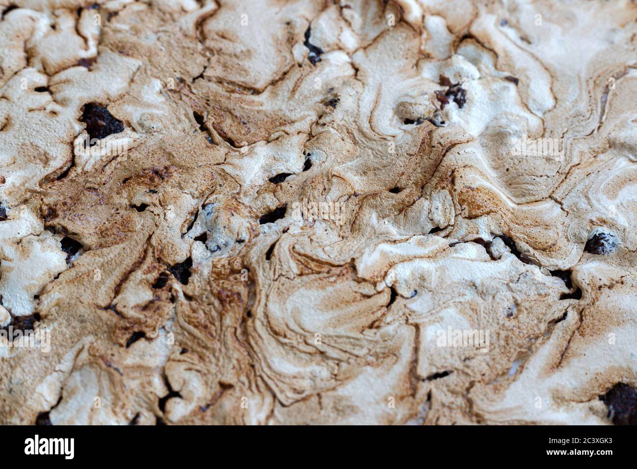 Consistenza di torta crumble fatta in casa con marmellata di fragole ricoperta di meringa. Streuselkuchen, torta di fondo, vista dall'alto Foto Stock
