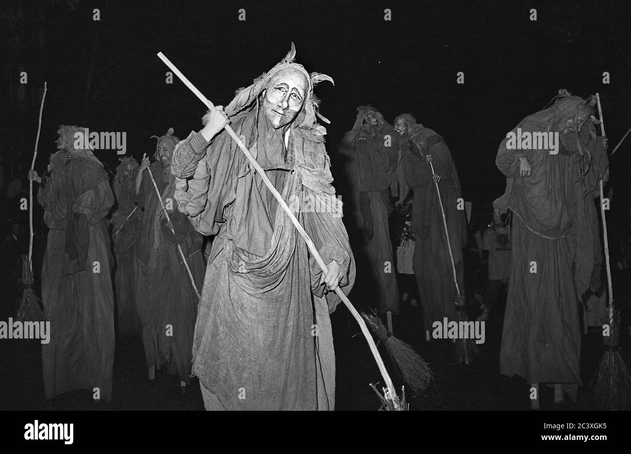 Costume da spazzatrice alla Greenwich Village Halloween Parade, New York City, USA negli anni '80 fotografato con film in bianco e nero di notte. Foto Stock