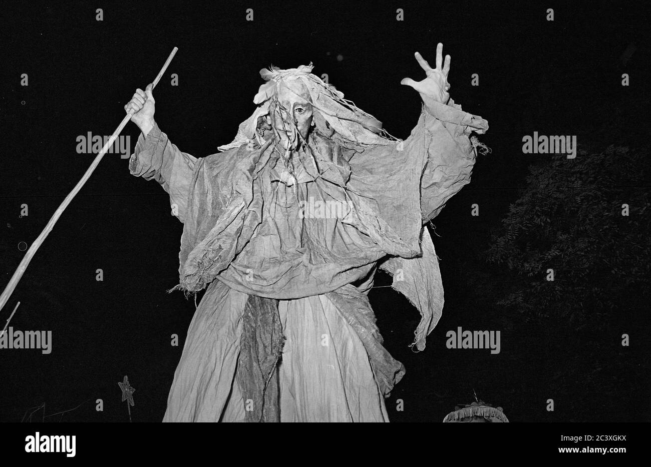Costume da spazzatrice alla Greenwich Village Halloween Parade, New York City, USA negli anni '80 fotografato con film in bianco e nero di notte. Foto Stock