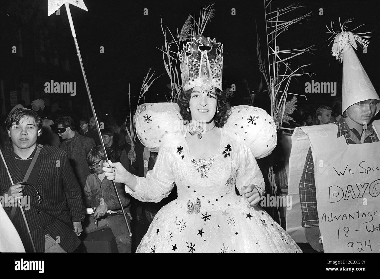 Uomo come Madre di Dio della fata alla Greenwich Village Halloween Parade, New York City, USA negli anni '80 fotografato con film in bianco e nero di notte. Foto Stock