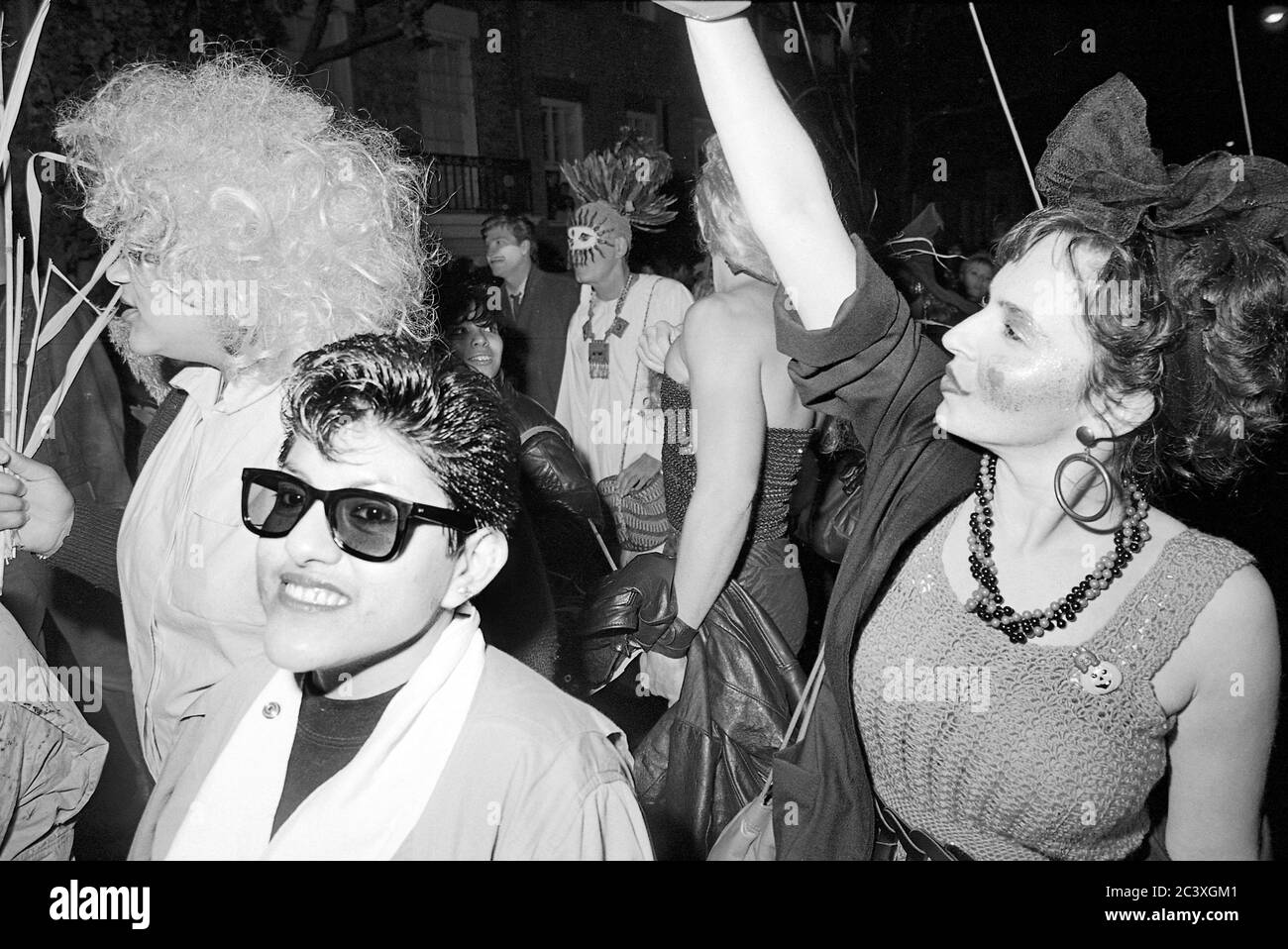 Partecipanti alla Greenwich Village Halloween Parade, New York City, USA negli anni '80 fotografati con film in bianco e nero di notte. Foto Stock