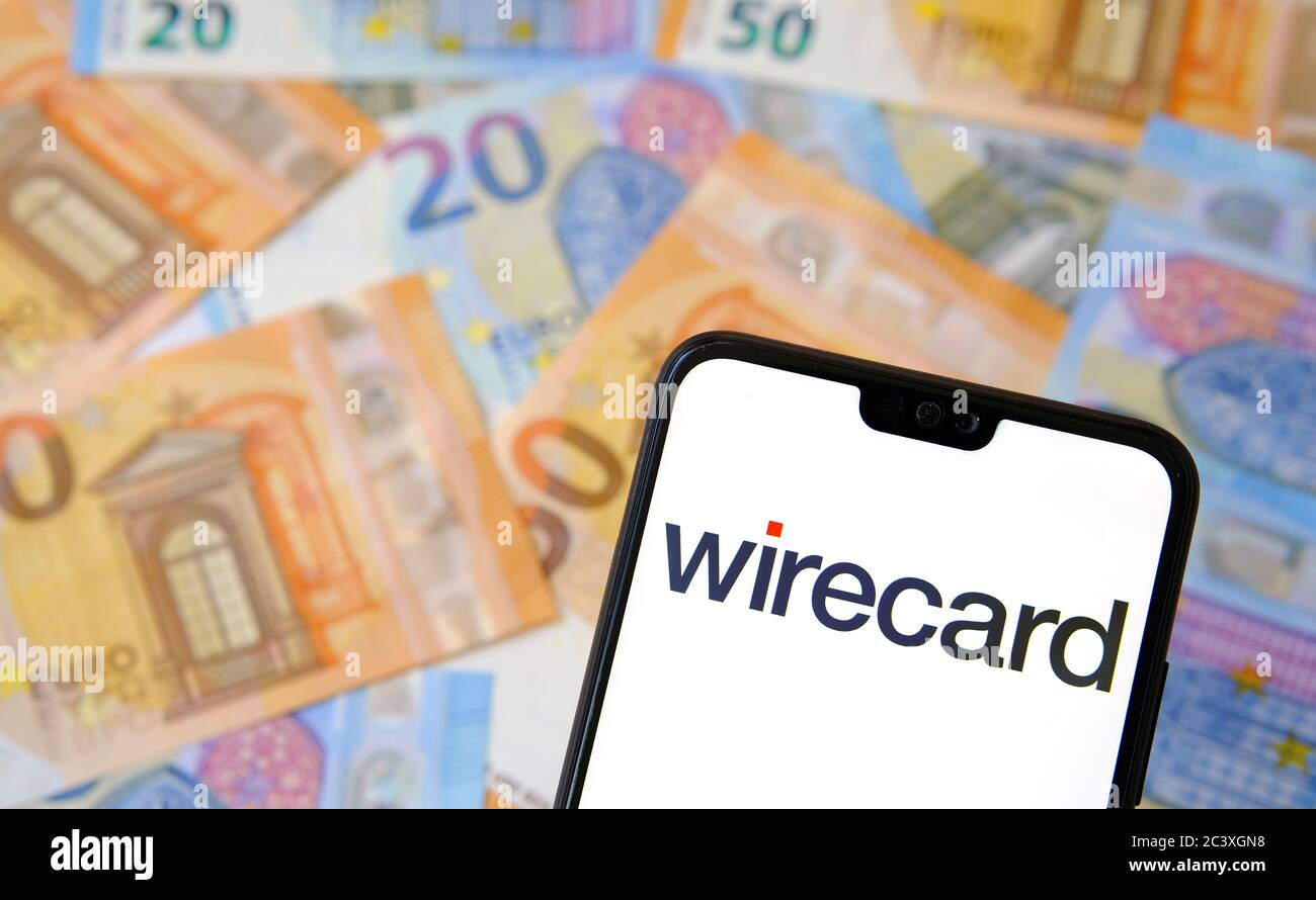 Logo wirecard su smartphone e banconote in euro su sfondo sfocato. Wirecard AG è una piattaforma di pagamento universale. Foto Stock