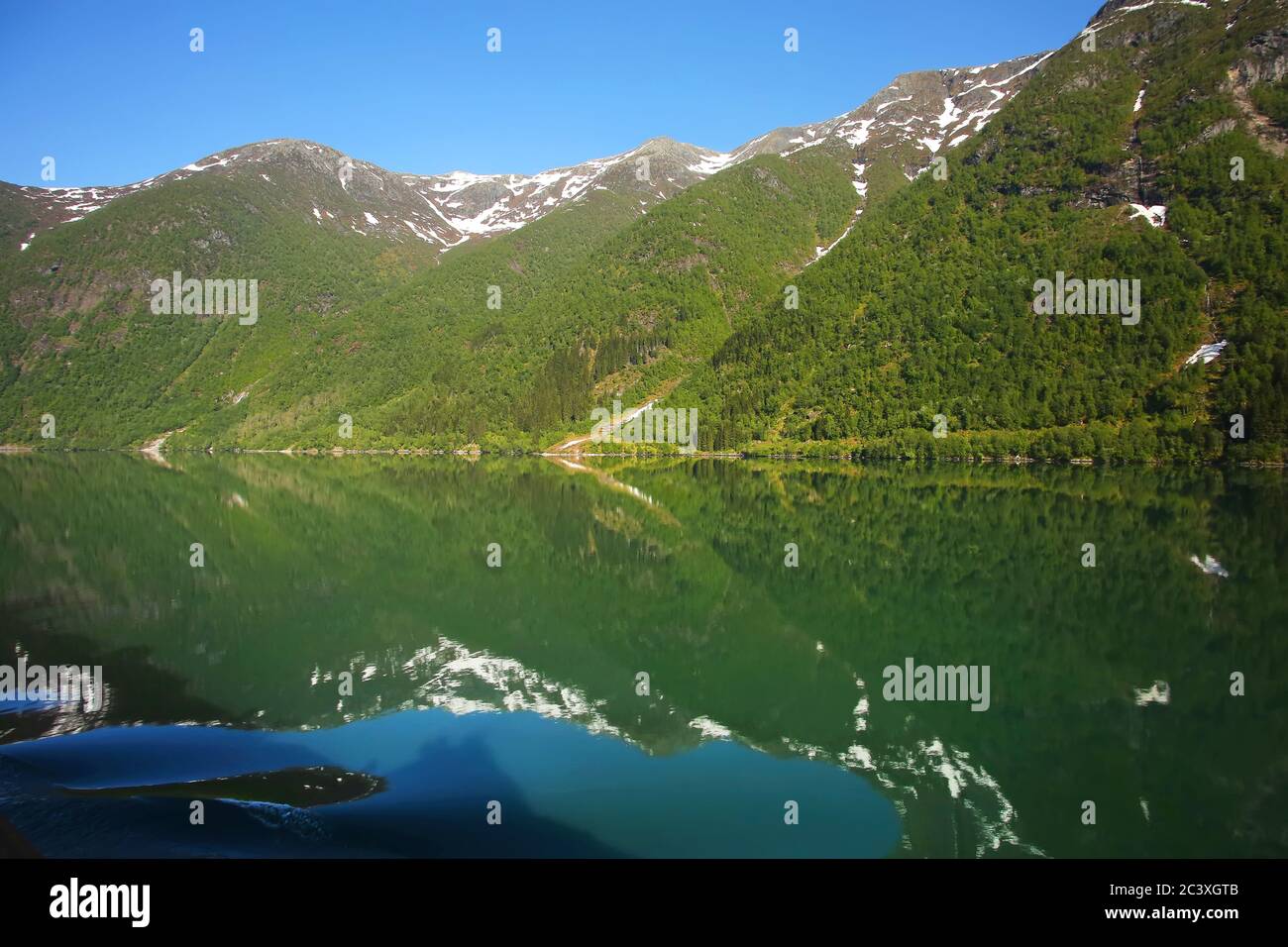 Splendido fiordo norvegese calmo e paesaggio montano del Sognefjord o Sognefjorden, contea di Vestland nella Norvegia occidentale. Foto Stock