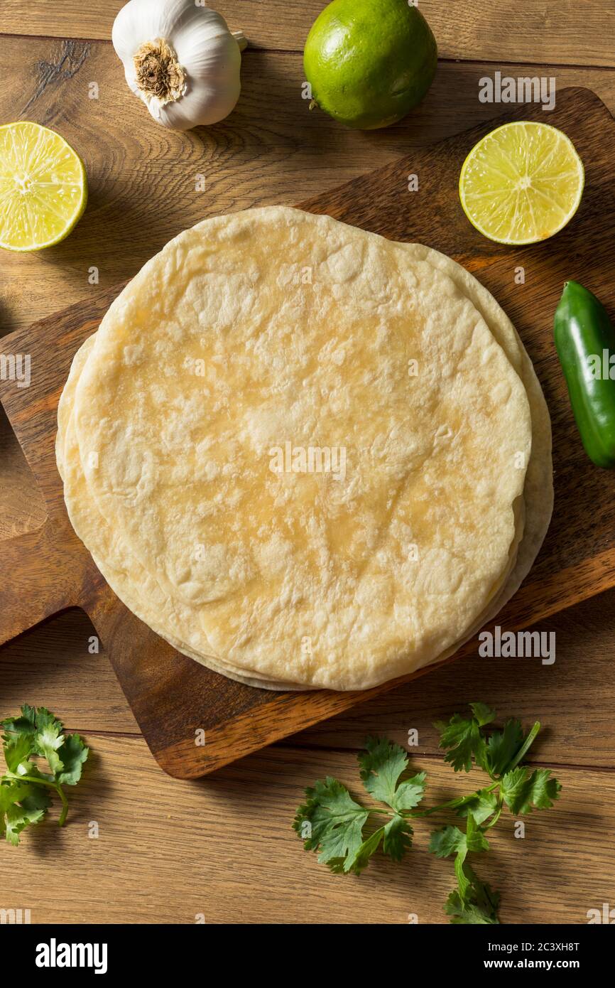 Tortillas fresche di farina fatte in casa pronte per cucinare Foto Stock