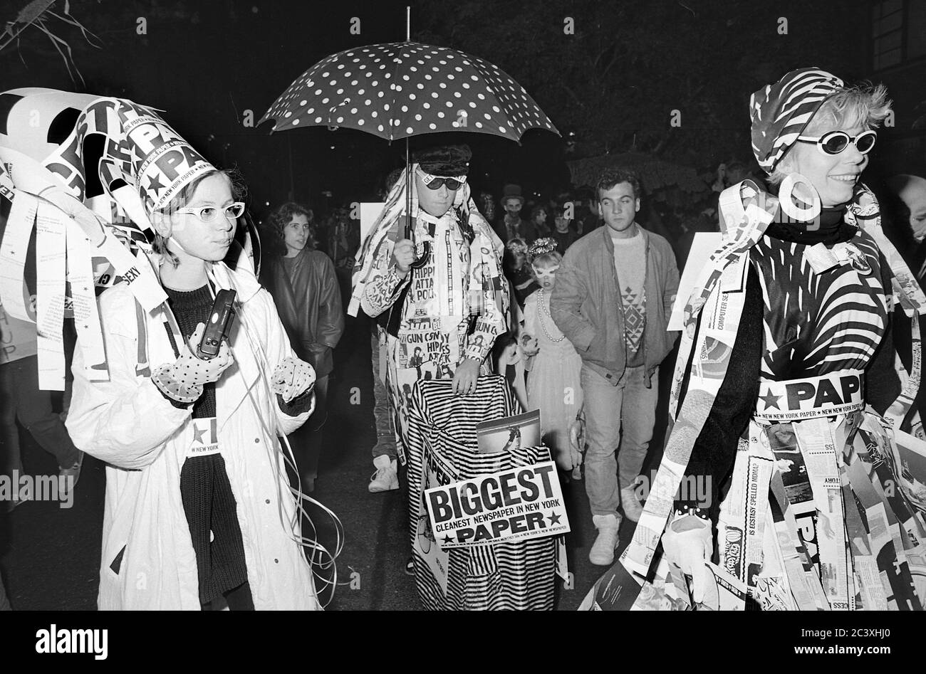 Persone che lavorano per LA CARTA al Greenwich Village Halloween Parade, New York City, USA negli anni '80 fotografato con film in bianco e nero di notte. Foto Stock