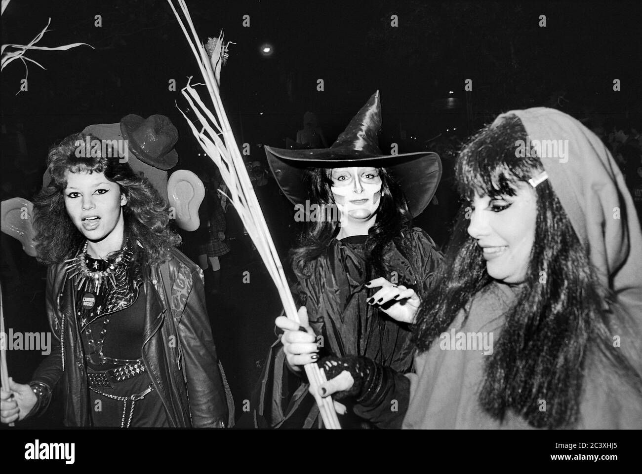 Donne partecipanti al Greenwich Village Halloween Parade, New York City, USA negli anni '80 fotografati con film in bianco e nero di notte. Foto Stock