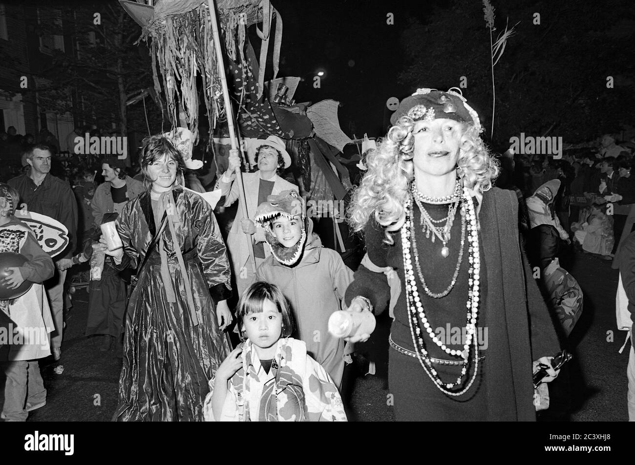 Famiglia al Greenwich Village Halloween Parade in Costums, New York City, USA negli anni '80 fotografato con film in bianco e nero di notte. Foto Stock