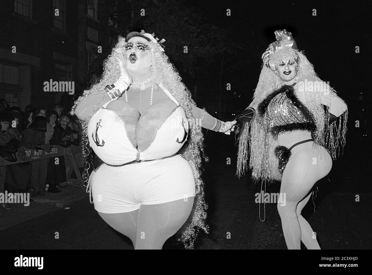 Uomini in drag al Greenwich Village Halloween Parade, New York City, USA negli anni '80 fotografati con film in bianco e nero di notte. Foto Stock