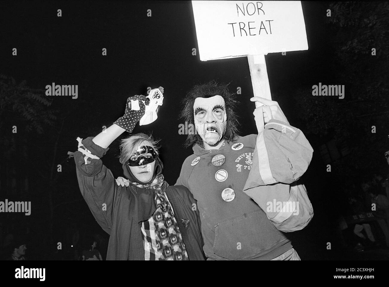 Coppia al Greenwich Village Halloween Parade in costume, New York City, USA negli anni '80 fotografata con film in bianco e nero di notte. Foto Stock