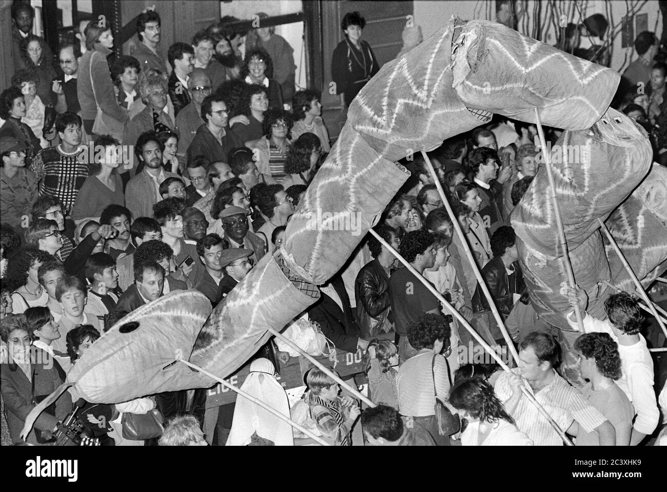 Un gigantesco burattino di serpenti alla Greenwich Village Halloween Parade, New York City, USA negli anni '80 fotografato con film in bianco e nero di notte. Foto Stock