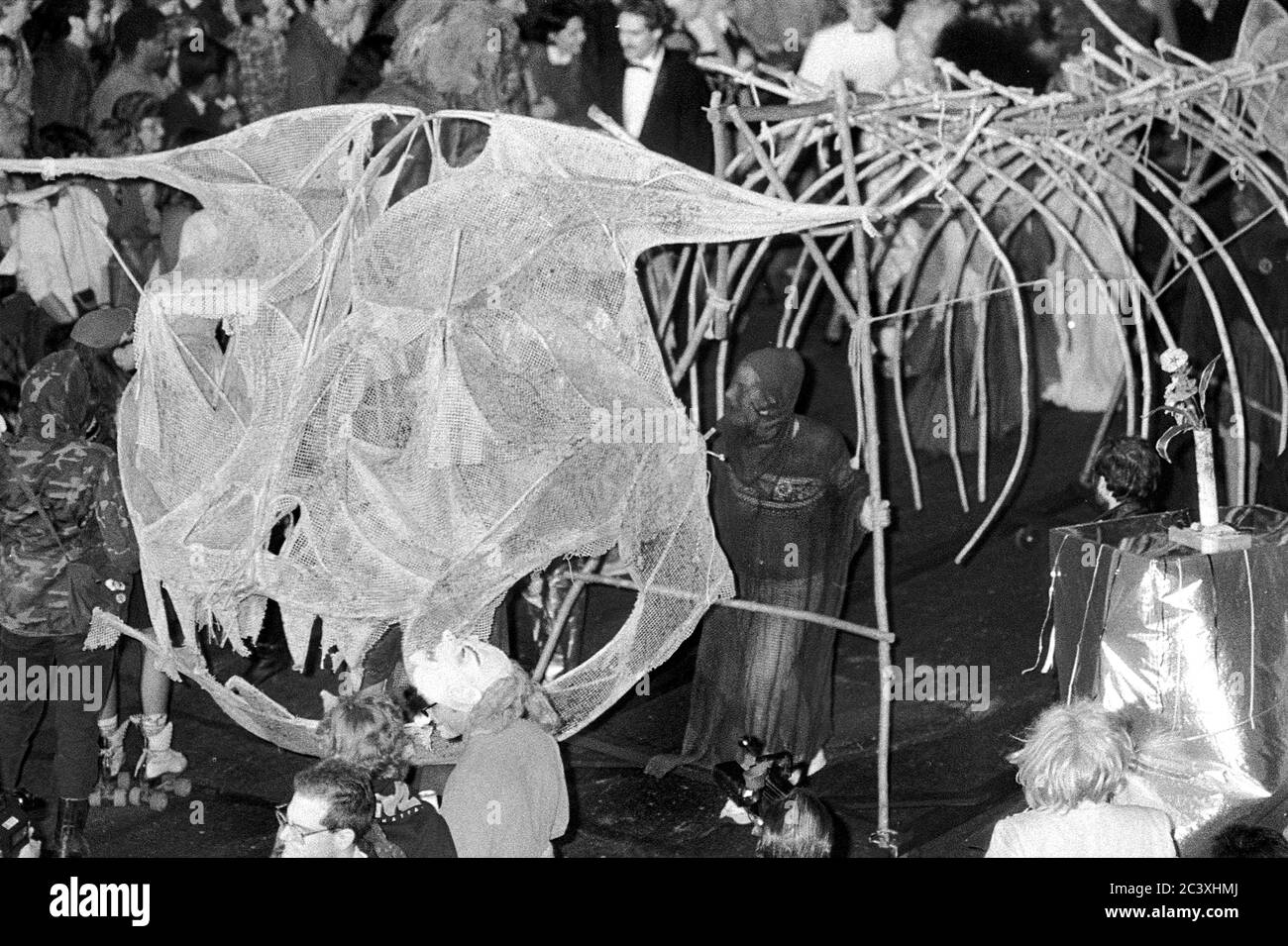Scary Cat Float al Greenwich Village Halloween Parade, New York City, USA negli anni '80 fotografato con film in bianco e nero di notte. Foto Stock