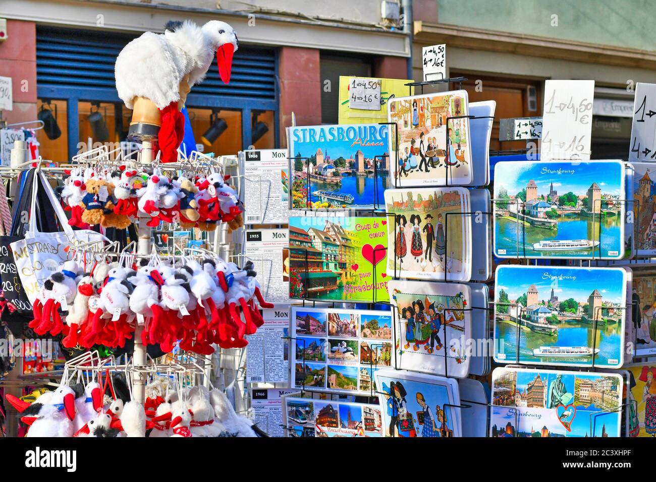 Strasburgo, Francia - Febbraio 2020: Scaffali con souvenir della regione Alsazia come cartoline o cicogne peluche Foto Stock