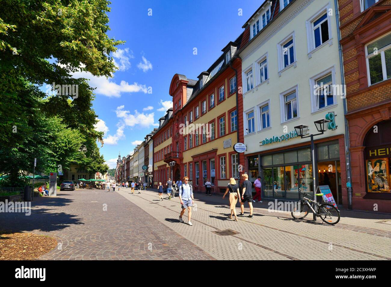 Heidelberg, Germania - Giugno 2020: La gente cammina lungo la strada principale dello shopping nel centro storico della città durante il sole giorno estivo Foto Stock