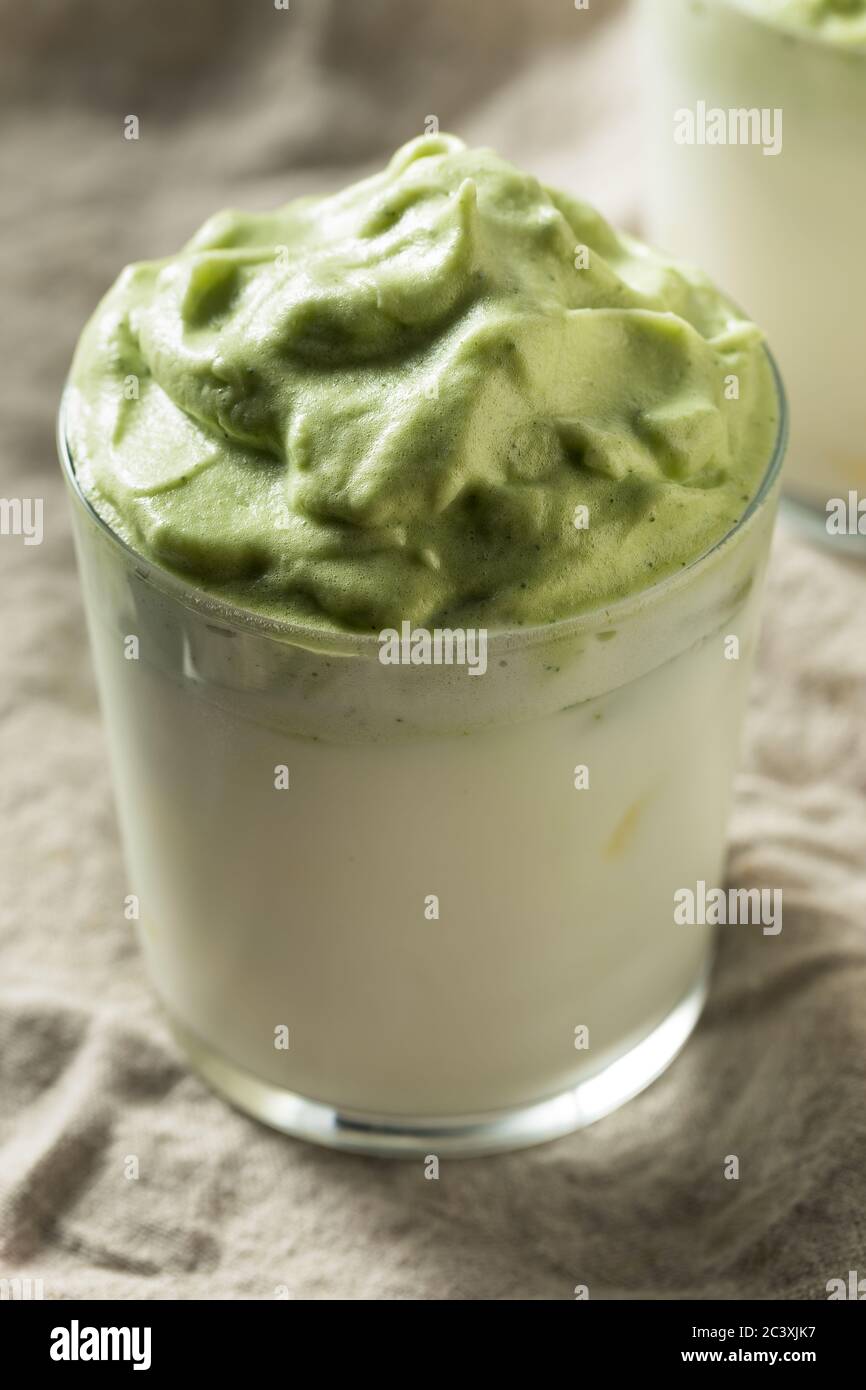 Caffè Matcha Dalgona montato con ghiaccio e latte Foto Stock