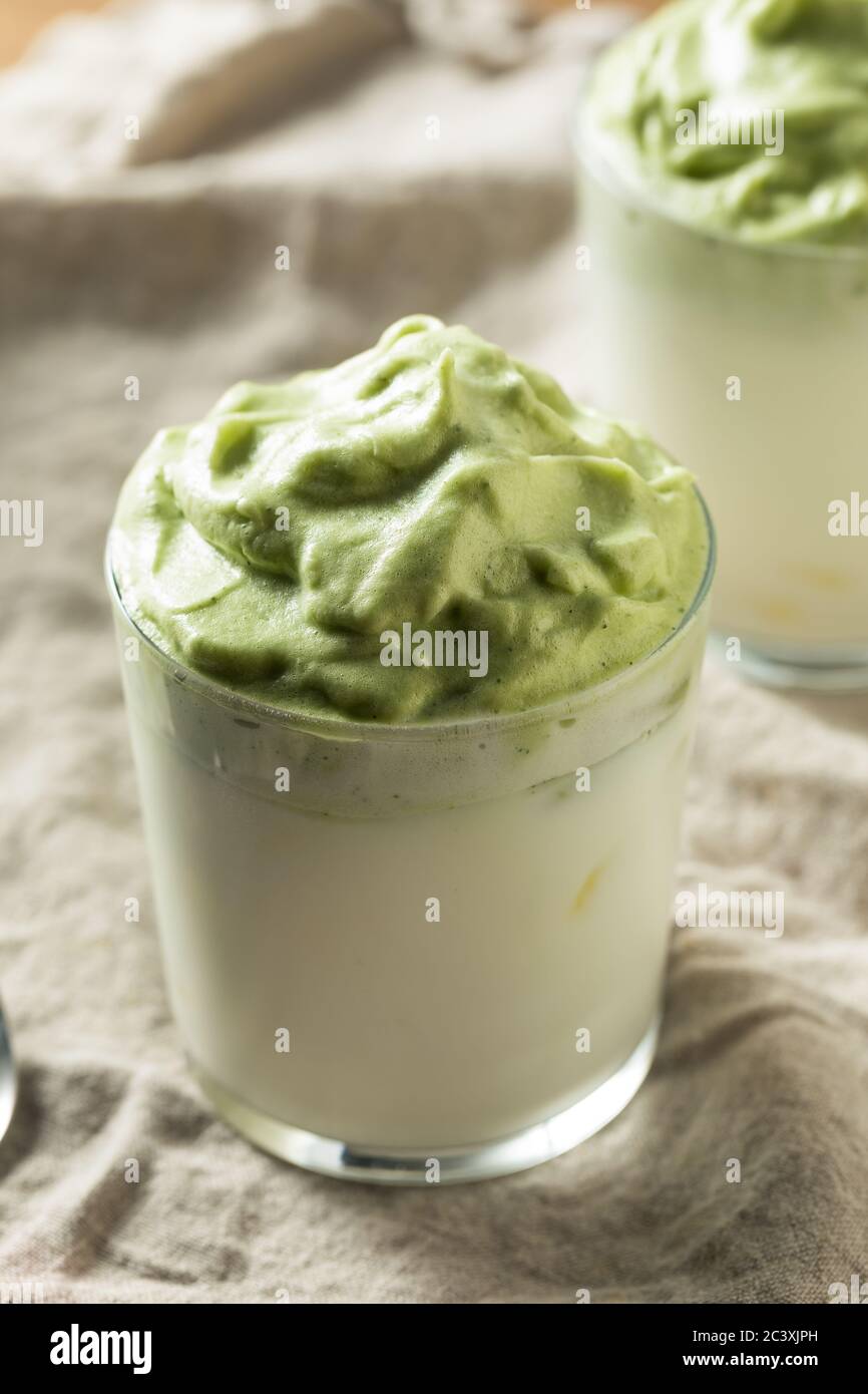 Caffè Matcha Dalgona montato con ghiaccio e latte Foto Stock
