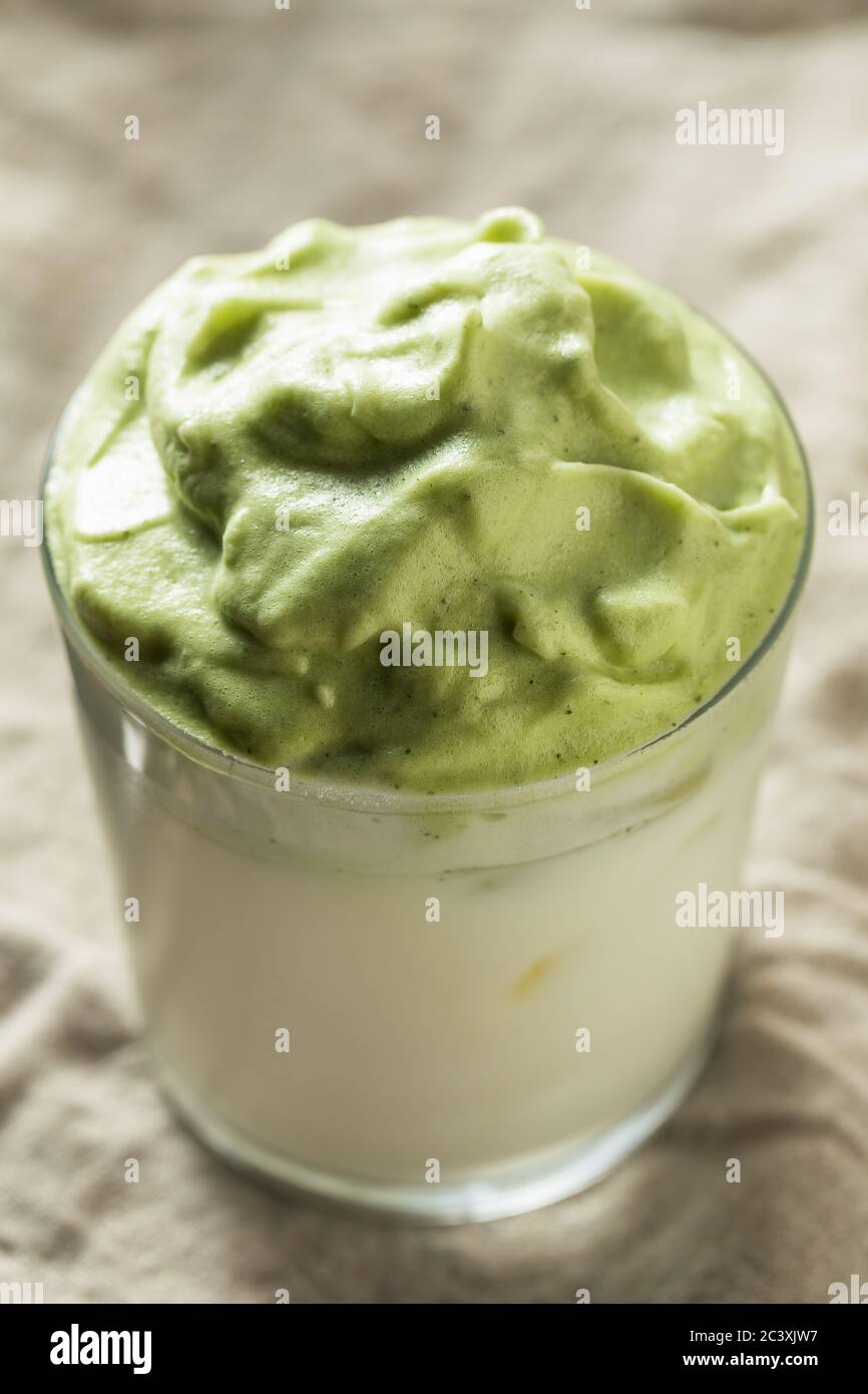 Caffè Matcha Dalgona montato con ghiaccio e latte Foto Stock