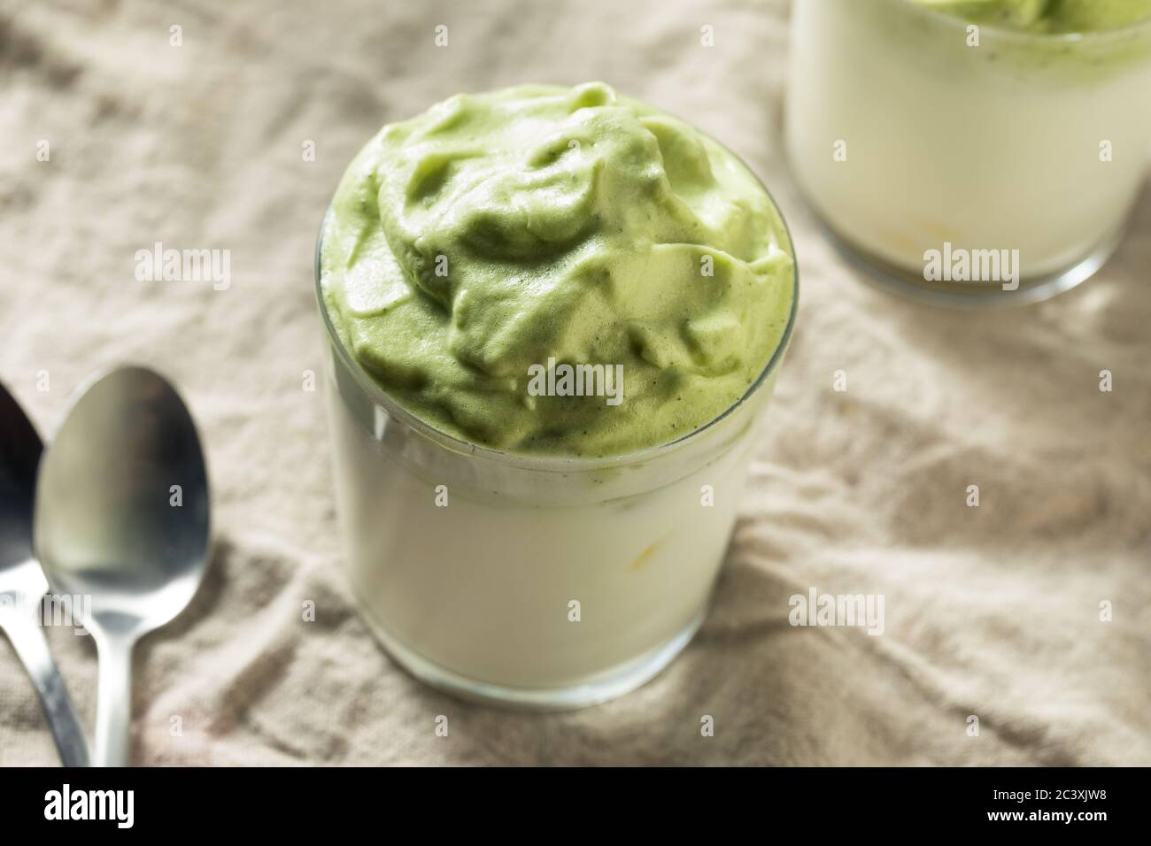 Caffè Matcha Dalgona montato con ghiaccio e latte Foto Stock