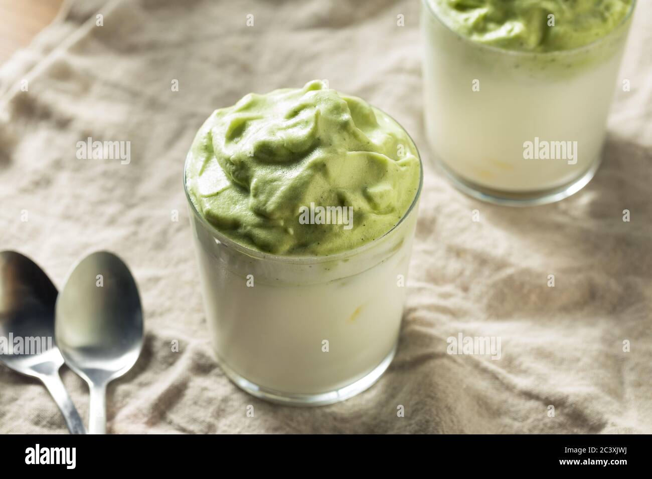 Caffè Matcha Dalgona montato con ghiaccio e latte Foto Stock