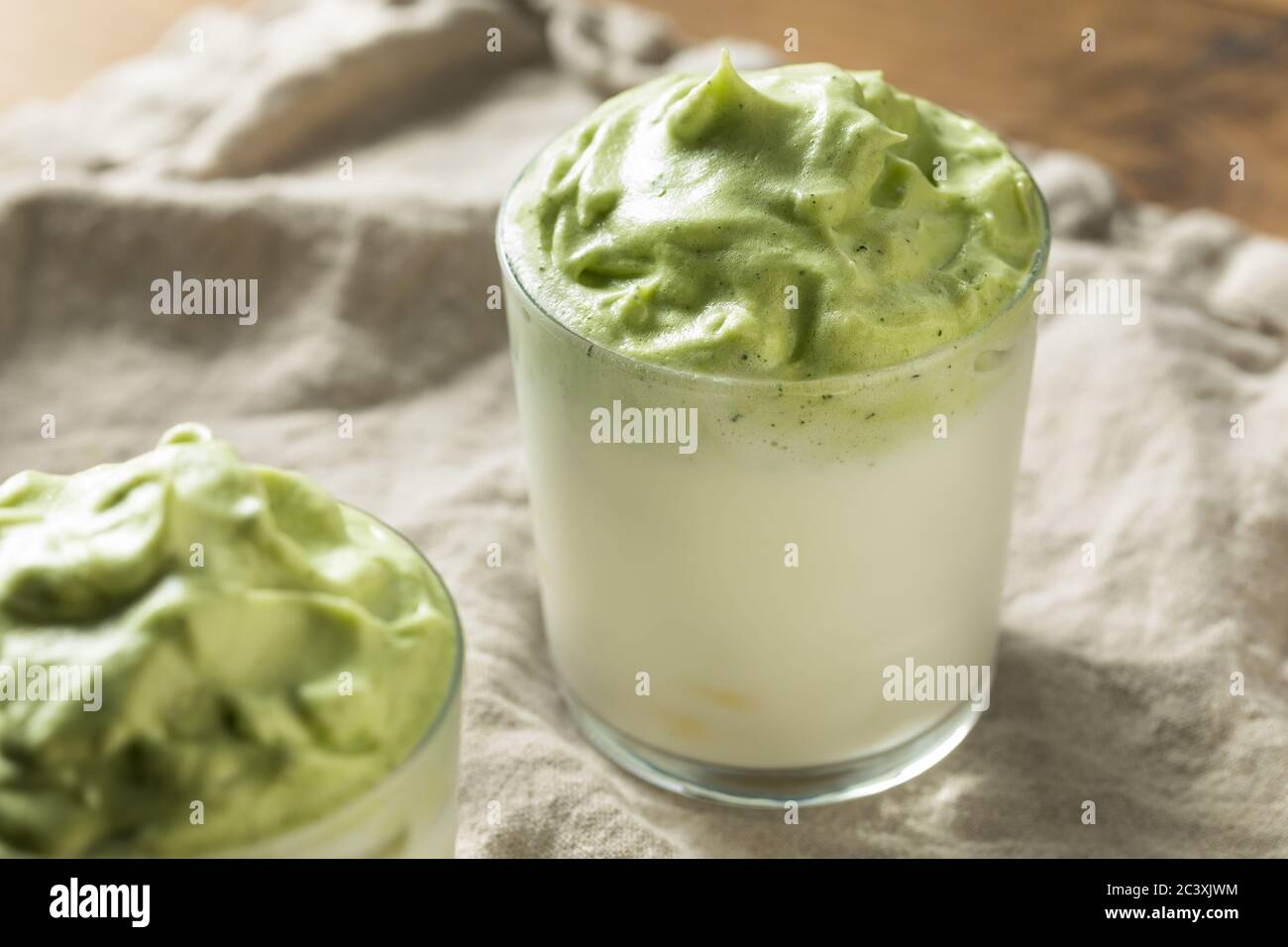 Caffè Matcha Dalgona montato con ghiaccio e latte Foto Stock