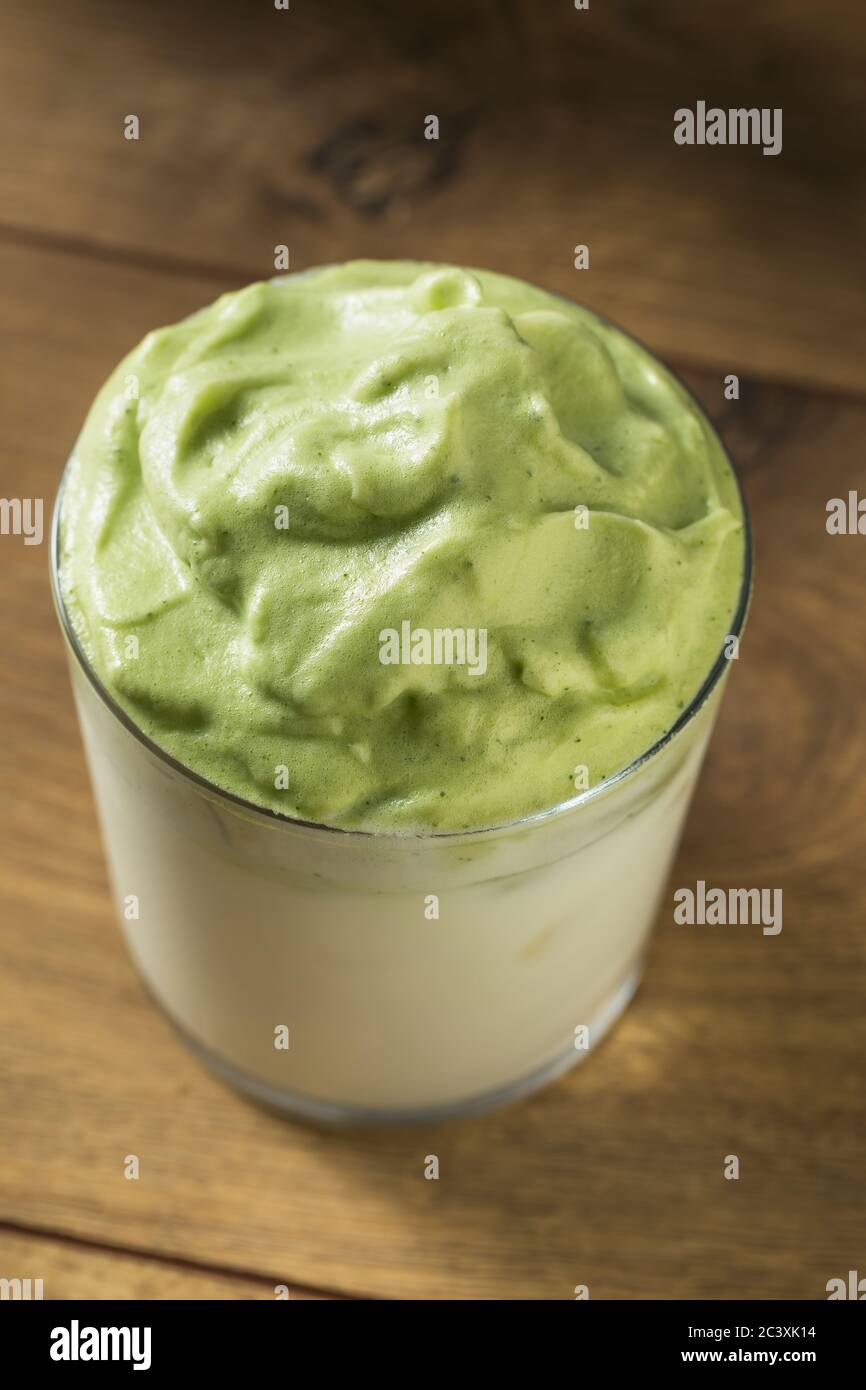 Caffè Matcha Dalgona montato con ghiaccio e latte Foto Stock