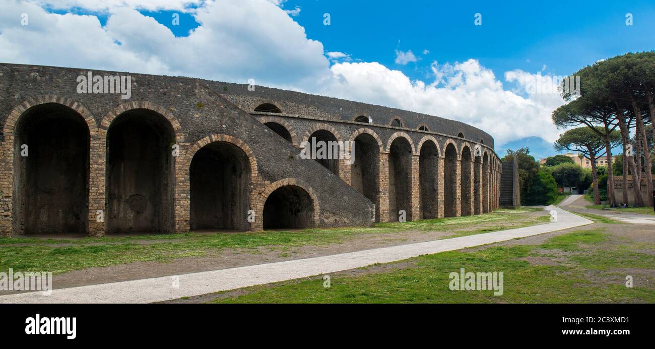 L'antico anfiteatro romano di Pompei è il più antico anfiteatro romano sopravvissuto, ed è stato sepolto dall'eruzione del Vesuvio nel 79 d.C., Pompei, Italia Foto Stock