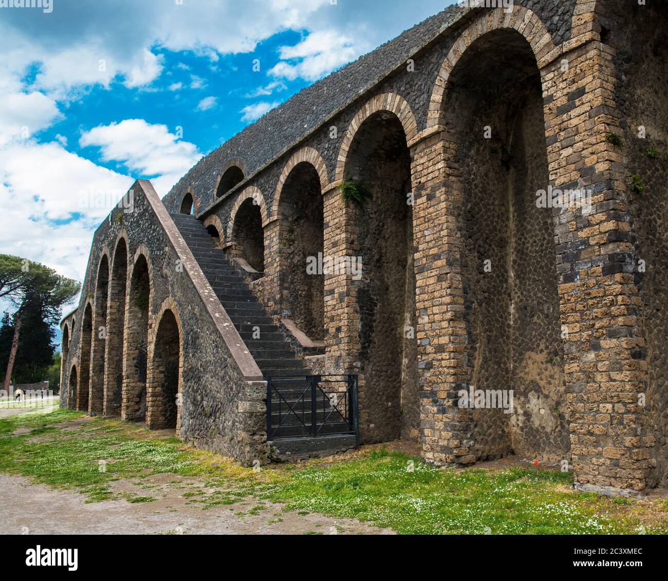 L'antico anfiteatro romano di Pompei è il più antico anfiteatro romano sopravvissuto, ed è stato sepolto dall'eruzione del Vesuvio nel 79 d.C., Pompei, Italia Foto Stock