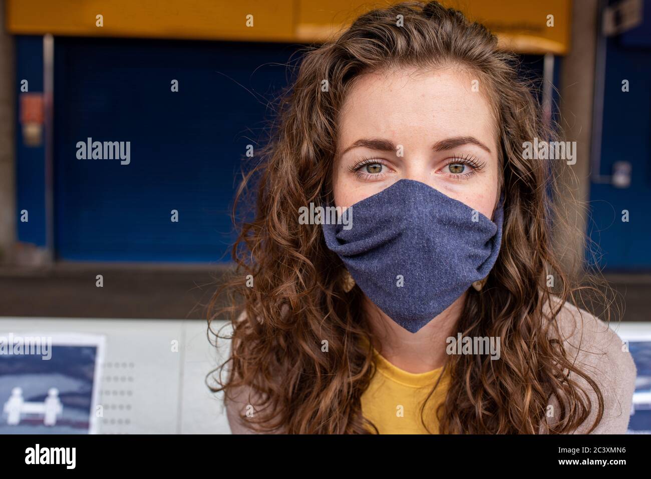 Indossare una maschera sul treno coronavirus uk viaggio ferrovia trasporto pubblico distanza sociale rimanere al sicuro Foto Stock