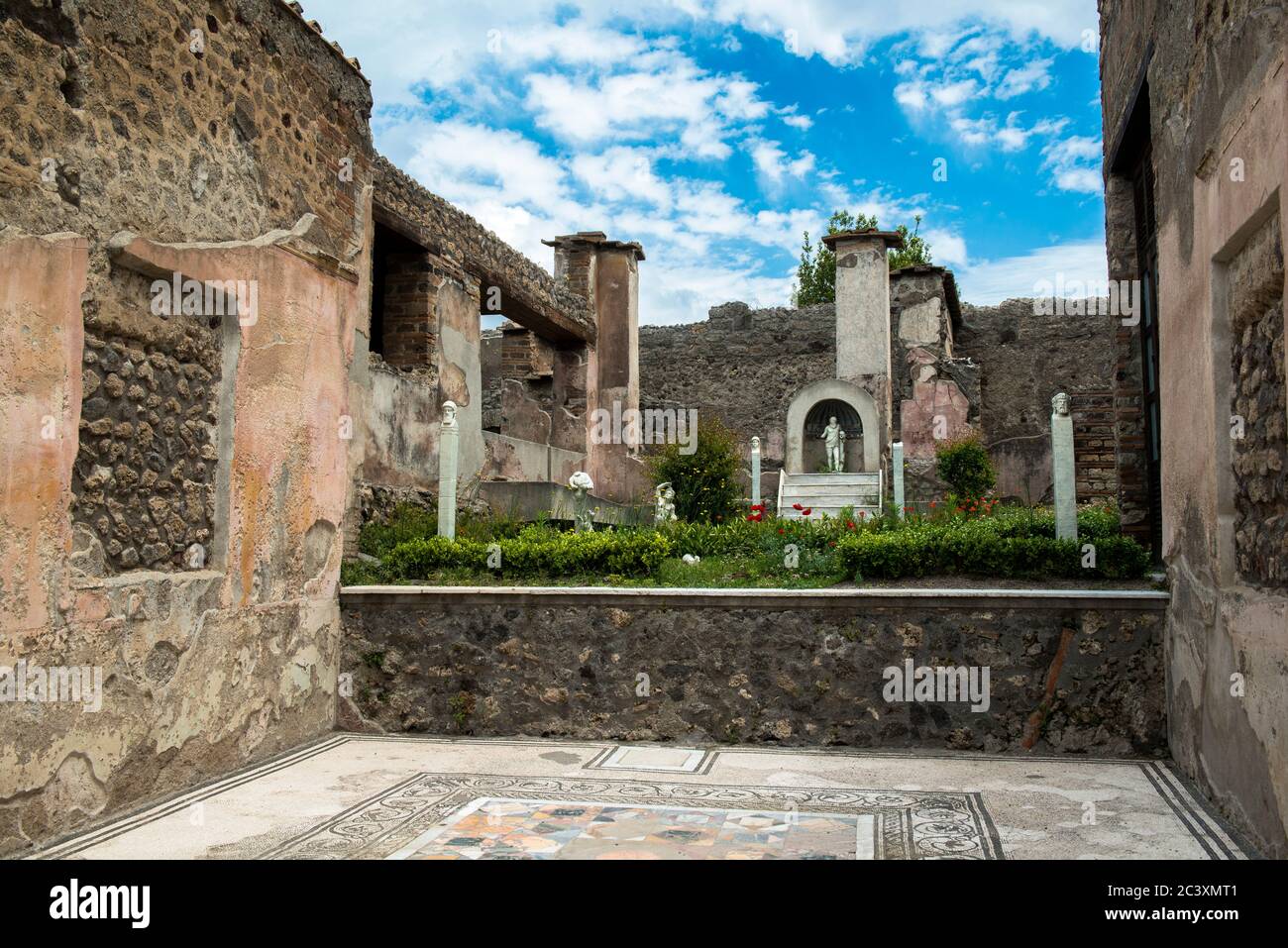 Casa di Marcus Lucrezio Frono è una piccola ma elegante casa del periodo imperiale romano, le case più eleganti di Pompei, Italia Foto Stock