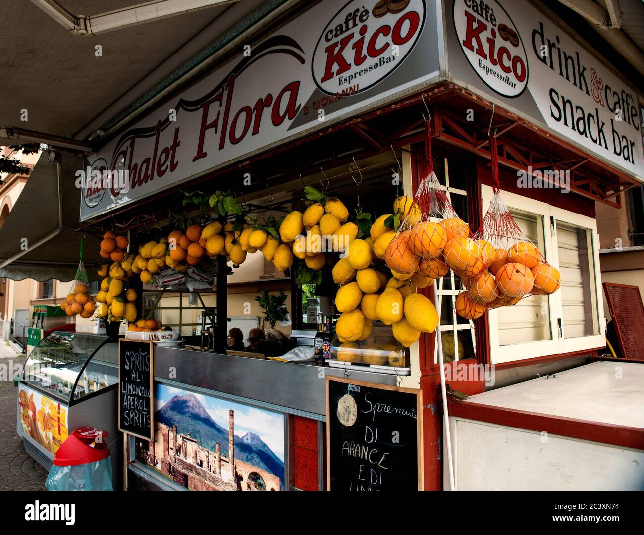 Arance e limoni venduti in uno stand a Pompei, Italia Foto Stock