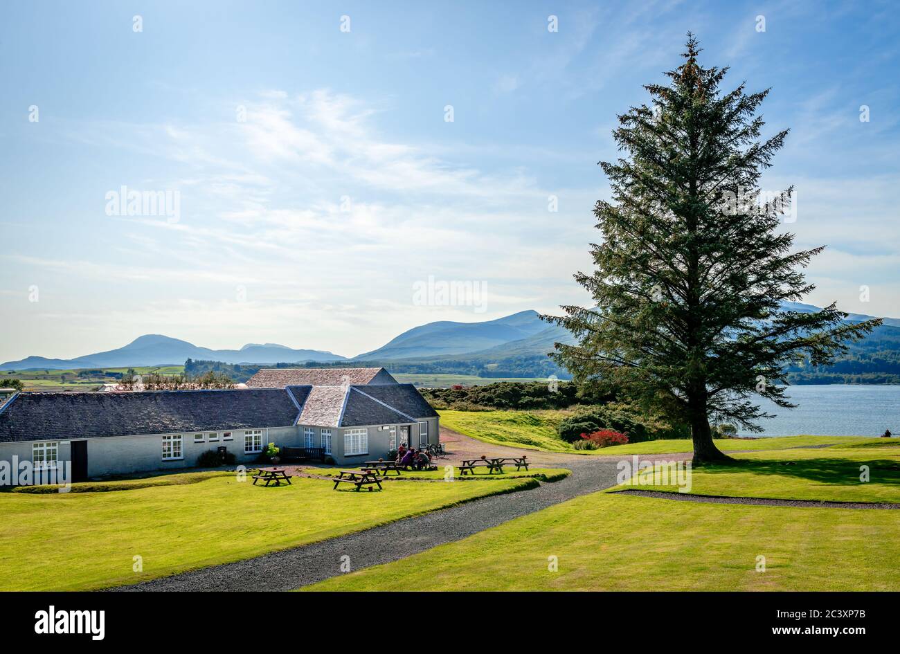 Paesaggio scozzese in estate con il suono di Mull sullo sfondo. Foto Stock