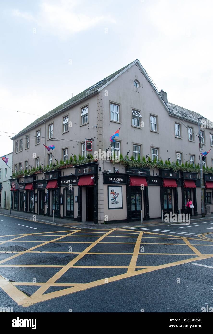 Galway, Irlanda - 9 febbraio 2020. Vista sul Blake's Corner Bar nella città di Galway Foto Stock