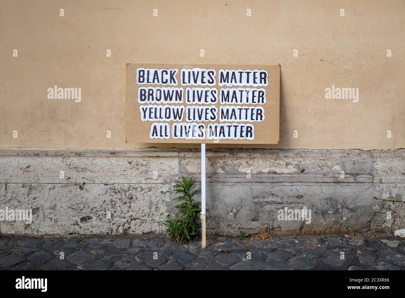 Un segno con 'Black Lives Matter, ..., All Lives Matter' scritti su di esso, che è stato lasciato dopo la manifestazione in memoria di George Floyd Foto Stock