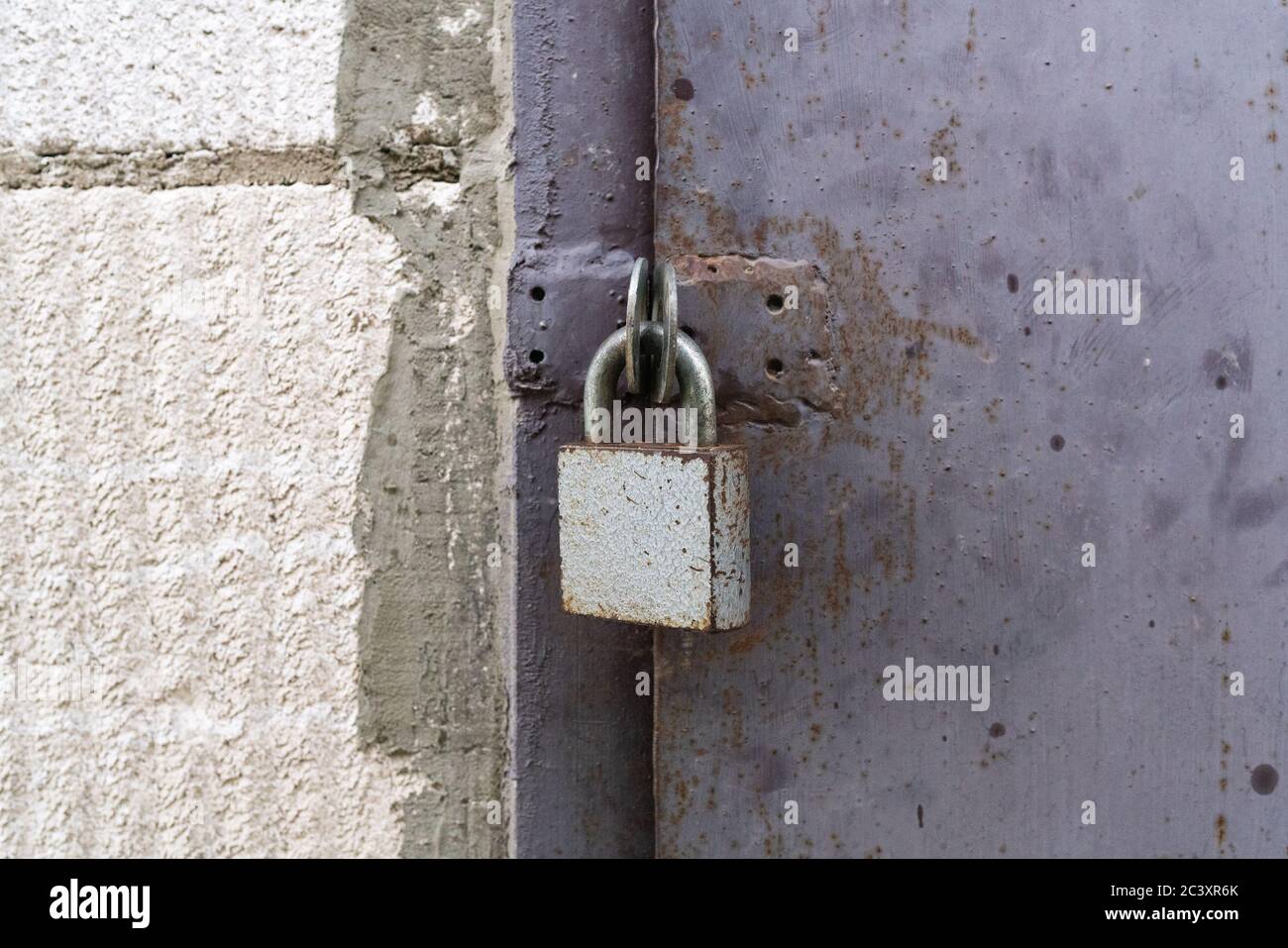 Il lucchetto sulla porta metallica si chiude. Foto di alta qualità Foto Stock