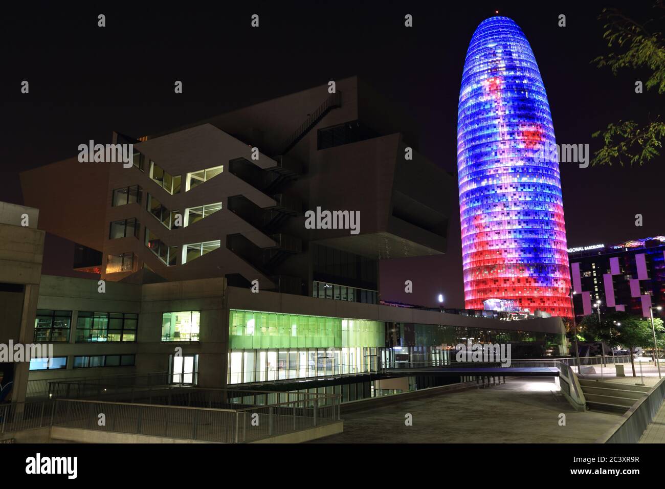 Barcellona, Spagna - 10 settembre 2014: Spettacolo di luci colorate sulla Torre Agbar e Placa de les Glories nel centro di Barcellona, Spagna. Torre Agbar è stato Foto Stock