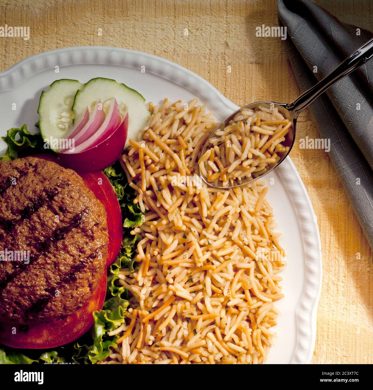 Hamburger alla griglia e piatto di riso Foto Stock