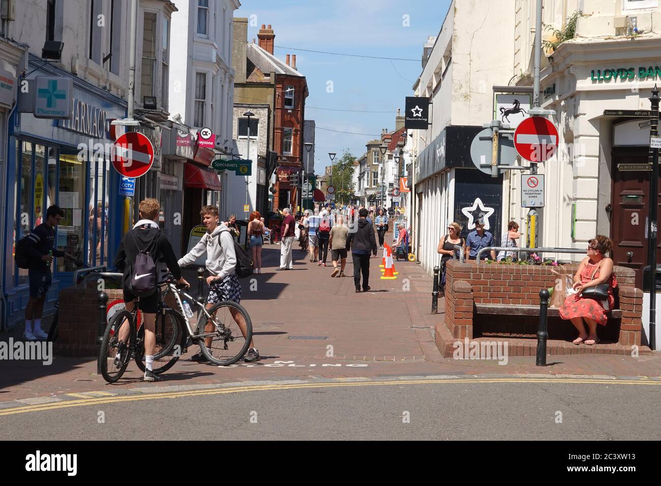 Deal, Kent, Regno Unito. 22 Giugno 2020. Il calore estivo mette in risalto il meglio dell'"Inglese" sulla High Street a Deal. Senza maschere ovvie o distancing sociale come Covid-19 pandemic nears it's Crisis end point Credit: Motofoto/Alamy Live News Foto Stock