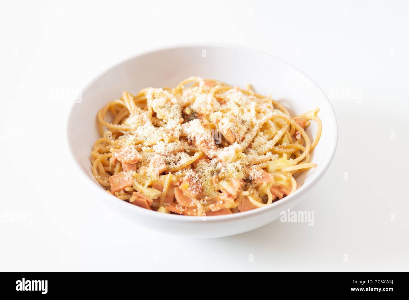 Spaghetti alla carbonara classici in una ciotola bianca preparata con pancetta vegetariana, pecorino, aglio e uova - pasta, cucina italiana, comfort Foto Stock