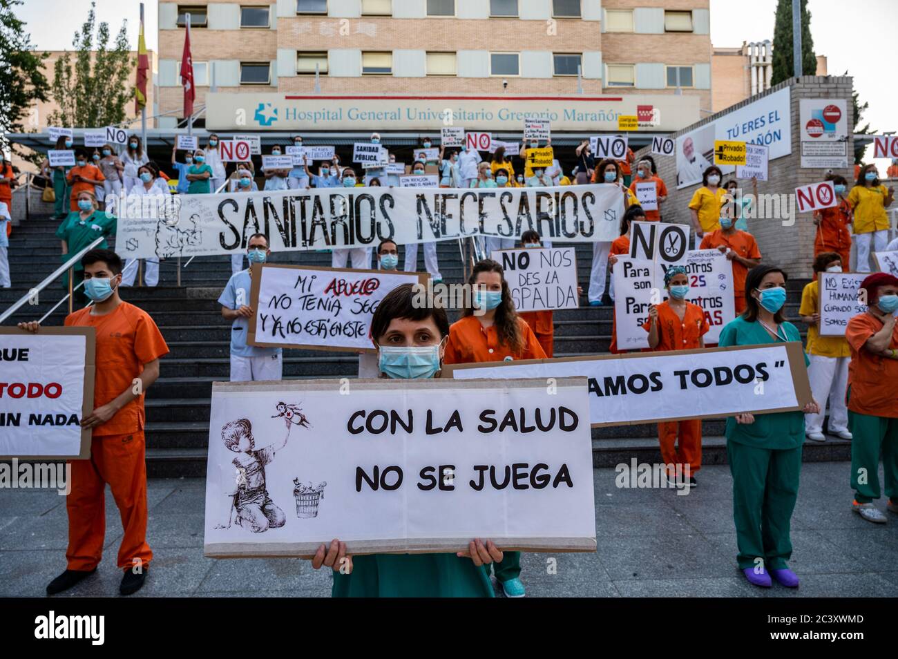 Madrid, Spagna. 22 Giugno 2020. Madrid, Spagna. 22 giugno 2020. Operatori sanitari che protestano presso l'ospedale Gregorio Marañon. Gli operatori sanitari stanno svolgendo proteste negli ospedali durante la crisi del coronavirus contro la precarietà del loro lavoro. La targhetta legge: Non giochi con la salute. Credit: Marcos del Mazo/Alamy Live News Foto Stock