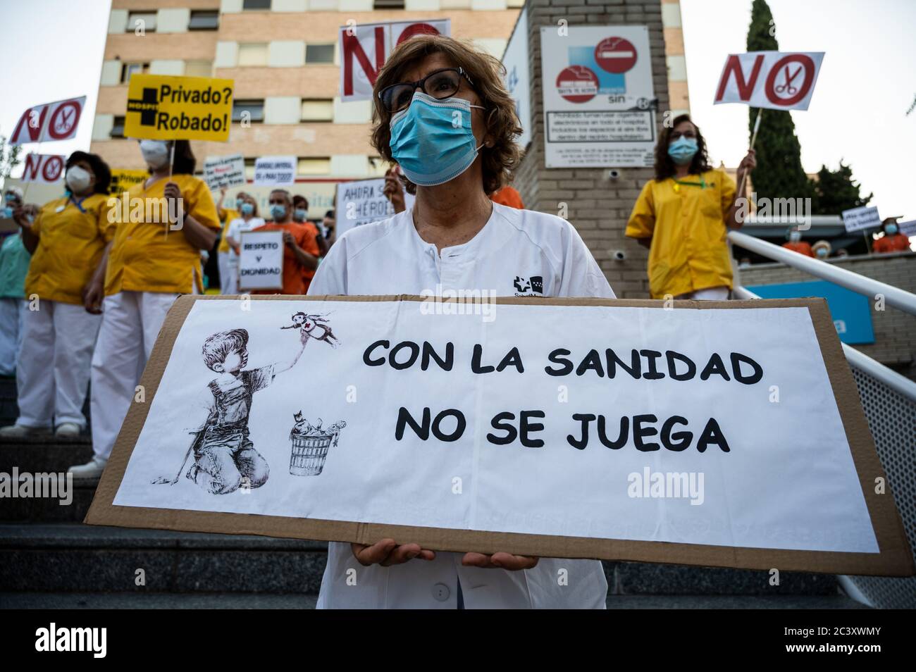 Madrid, Spagna. 22 Giugno 2020. Madrid, Spagna. 22 giugno 2020. Operatori sanitari che protestano presso l'ospedale Gregorio Marañon. Gli operatori sanitari stanno svolgendo proteste negli ospedali durante la crisi del coronavirus contro la precarietà del loro lavoro. La targhetta legge: Non giochi con la salute. Credit: Marcos del Mazo/Alamy Live News Foto Stock