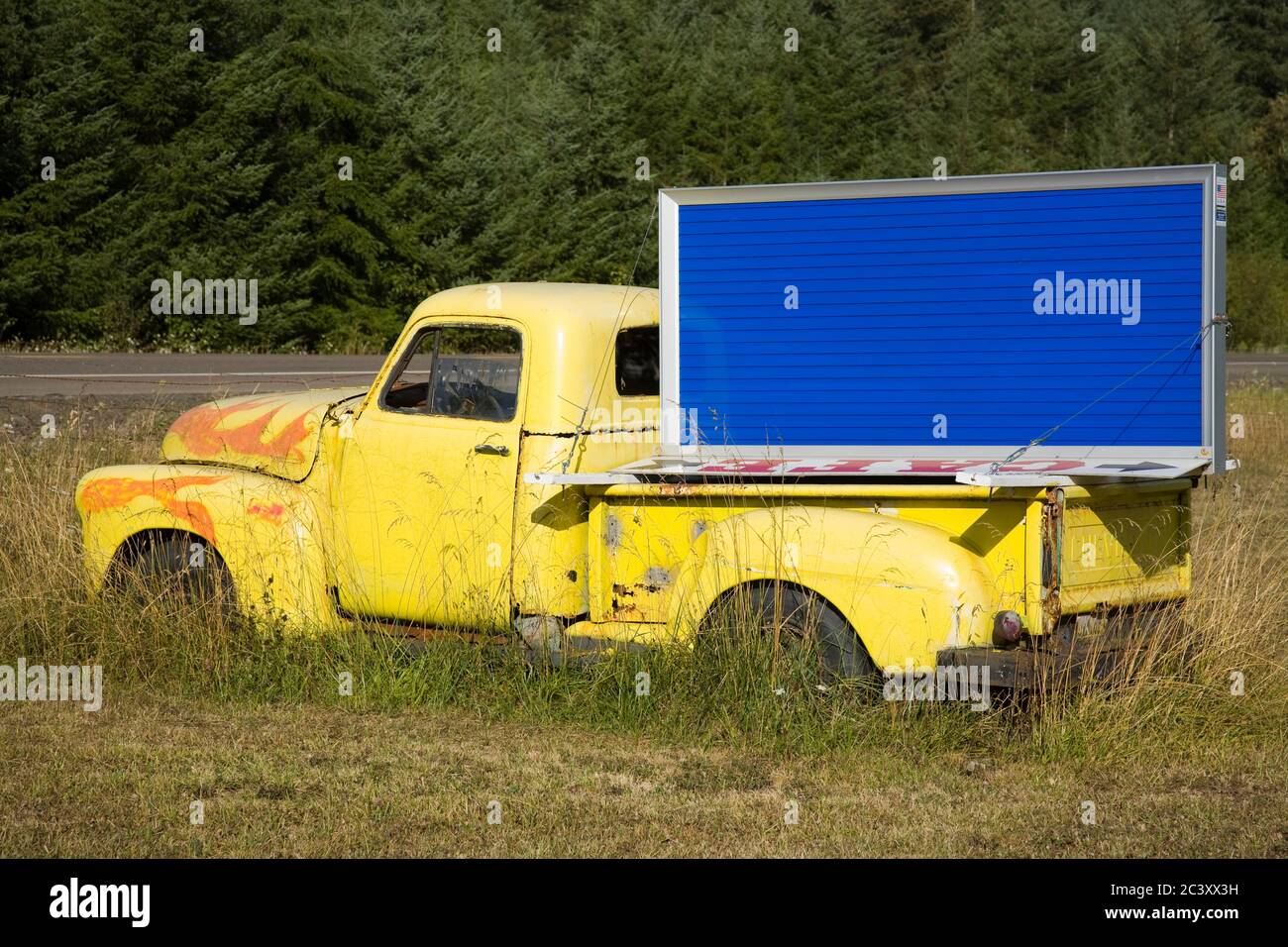 Vecchio camion sull'autostrada 20 nella contea di Lincoln vicino a Newport Foto Stock