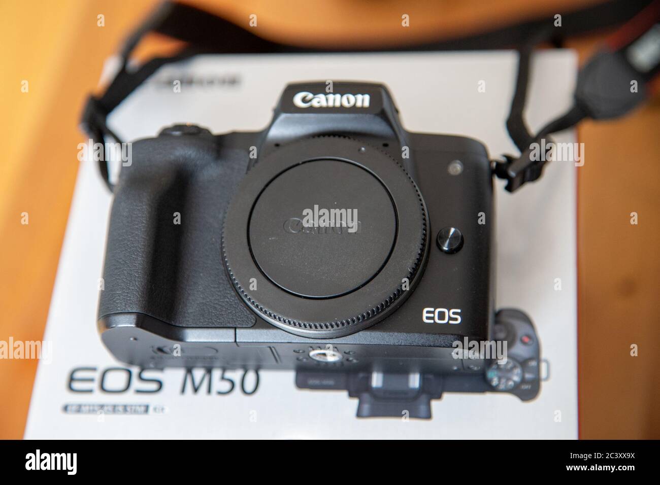 Una fotocamera digitale mirrorless Canon EOS M50 si trova sulla confezione del prodotto senza un obiettivo collegato. Foto Stock