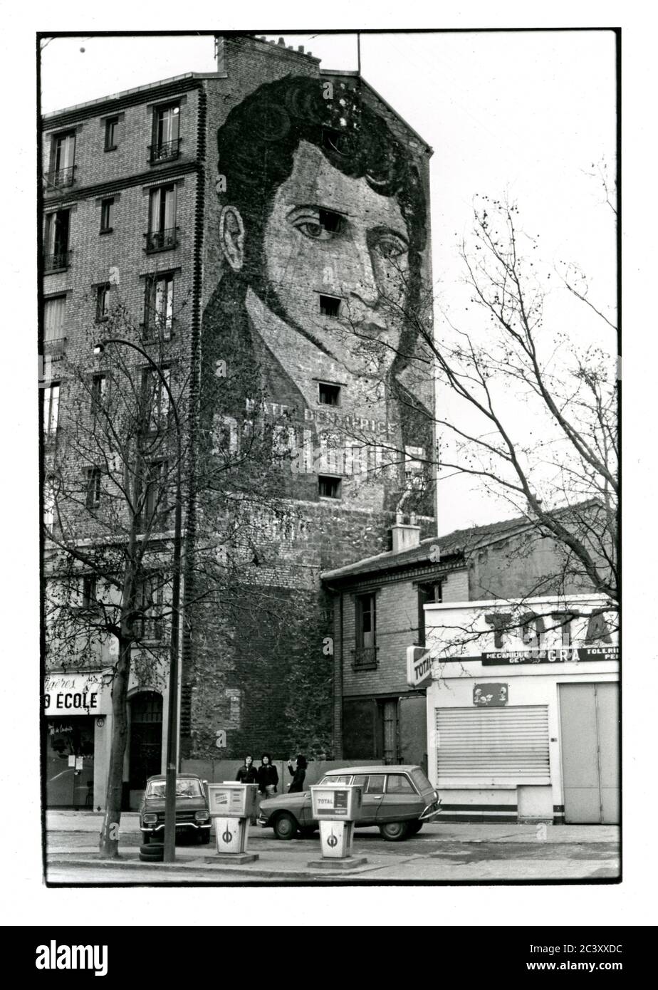 Gigantesco muro pubblicitario apinting per pasta dentaria in periferia di Parigi, Francia circa 1974 Foto Stock