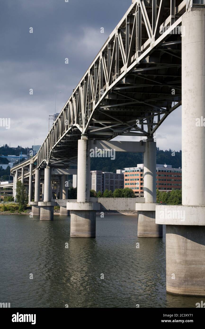 Marquam ponte sopra il fiume Willamette a Portland, Oregon, Stati Uniti d'America Foto Stock