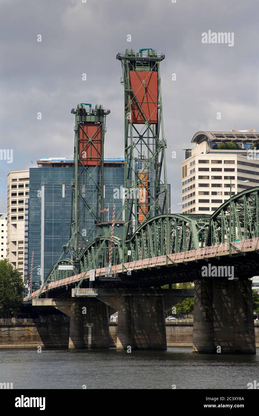 Hawthorne ponte sopra il fiume Willamette a Portland, Oregon, Stati Uniti d'America Foto Stock
