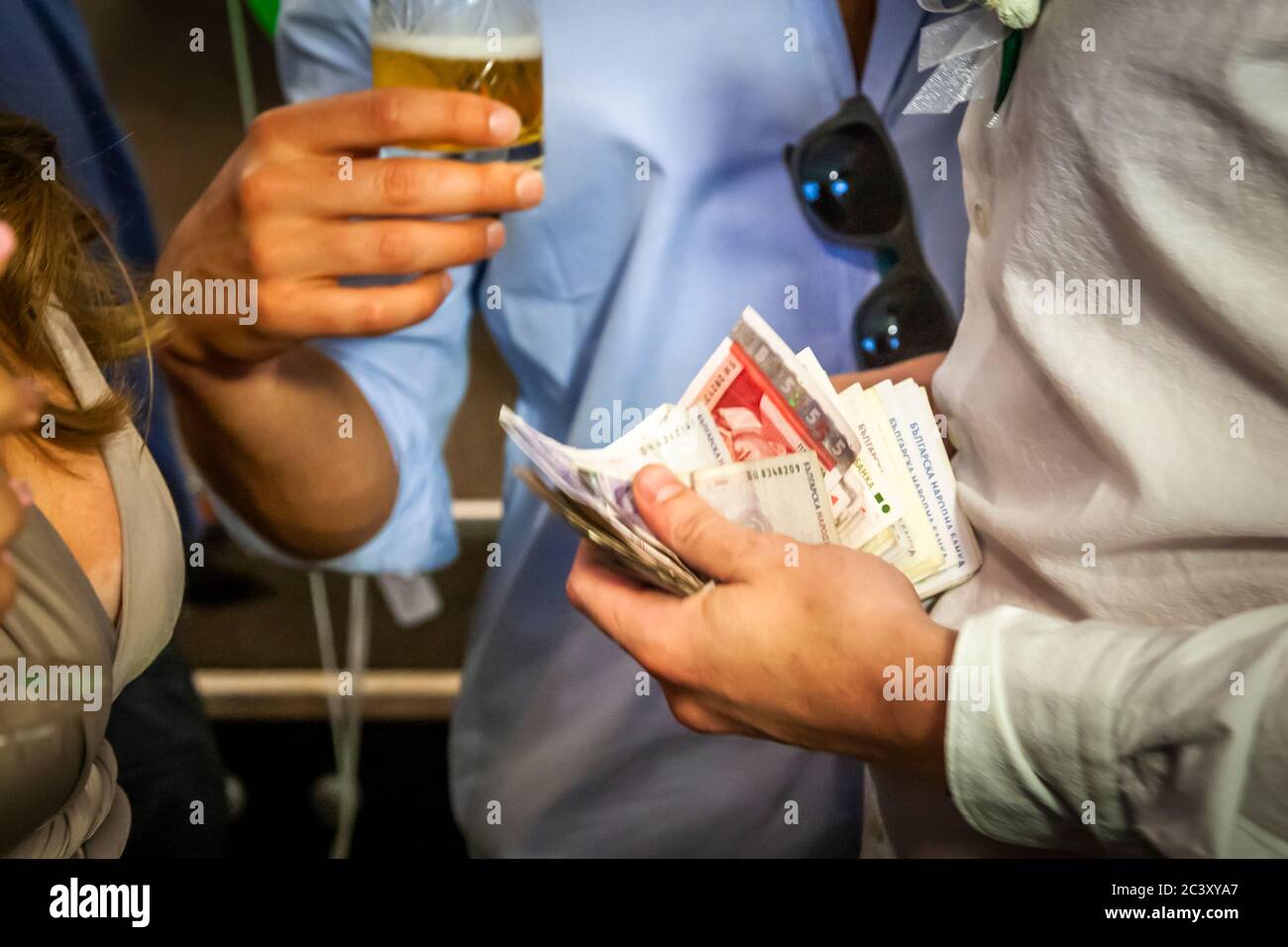 Matrimonio in Bulgaria. La notte prima del matrimonio, lo sposo deve raccogliere denaro che avrà bisogno il giorno successivo per corrompere le guardie della casa della sposa Foto Stock