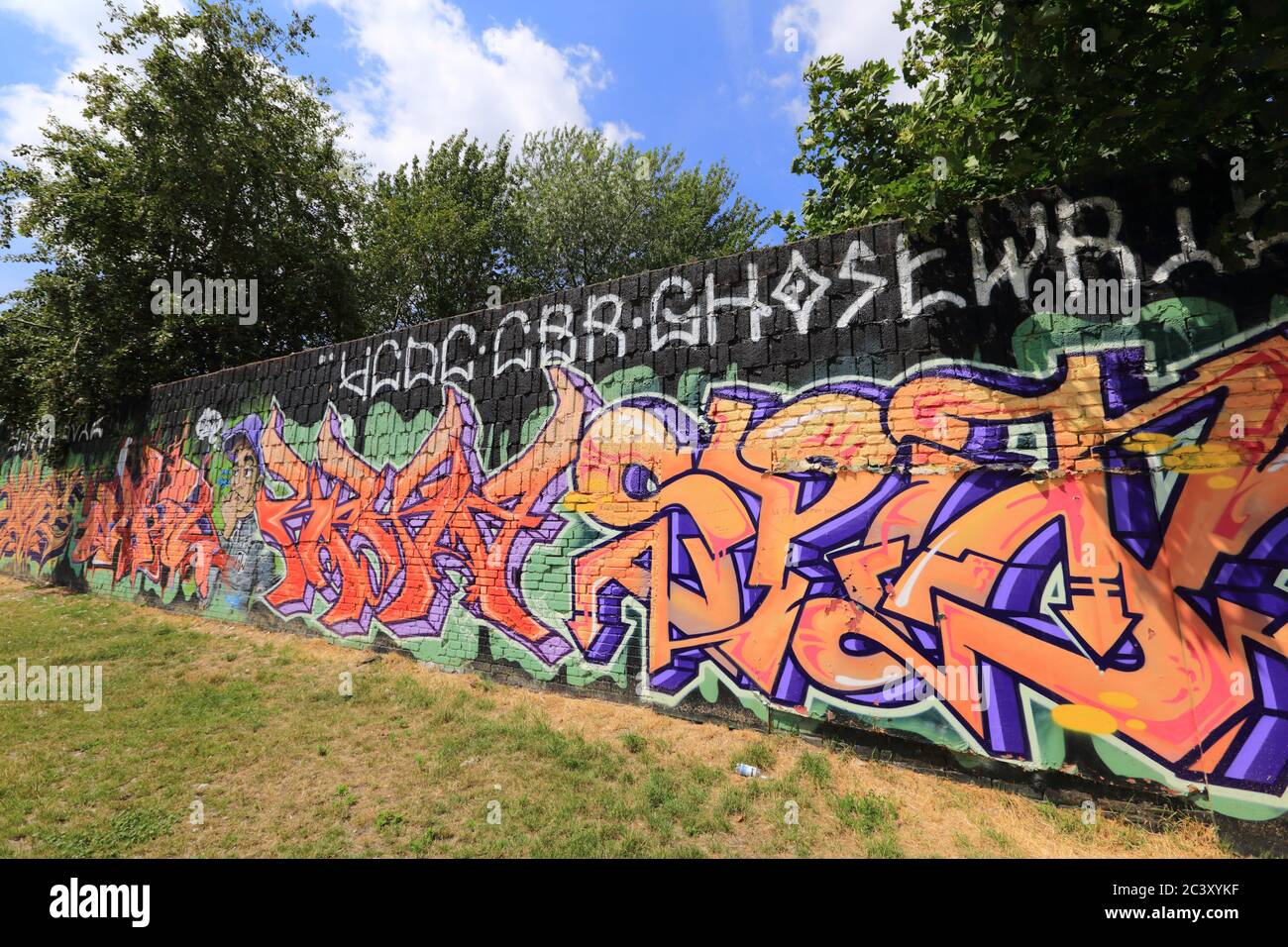 Dipinti di Graffiti sulla parete della East Side Gallery di Berlino, Germania Foto Stock