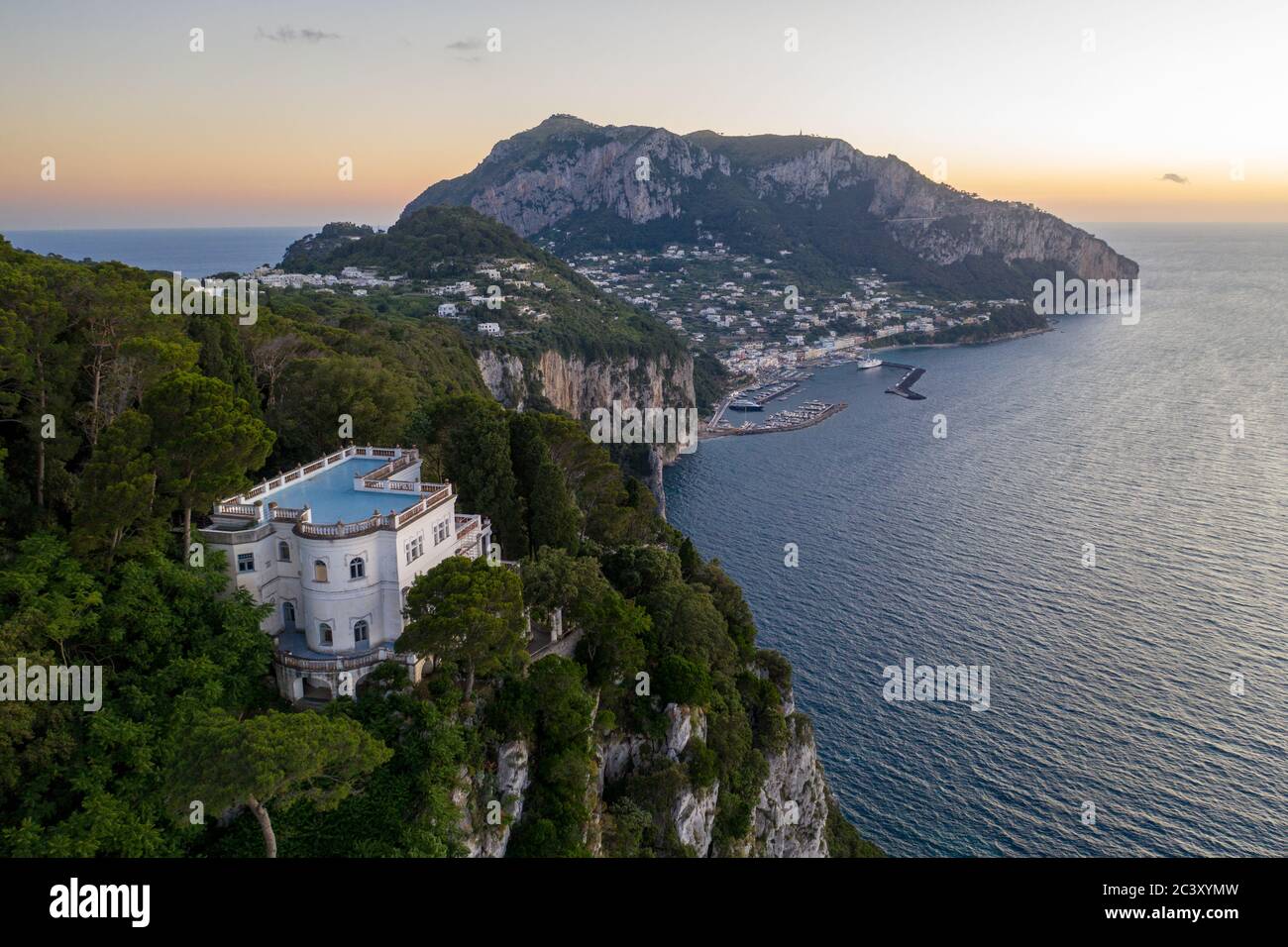 Veduta aerea di Villa Lysis / Fersen al tramonto, l'isola di capri e marina grande alle spalle Foto Stock