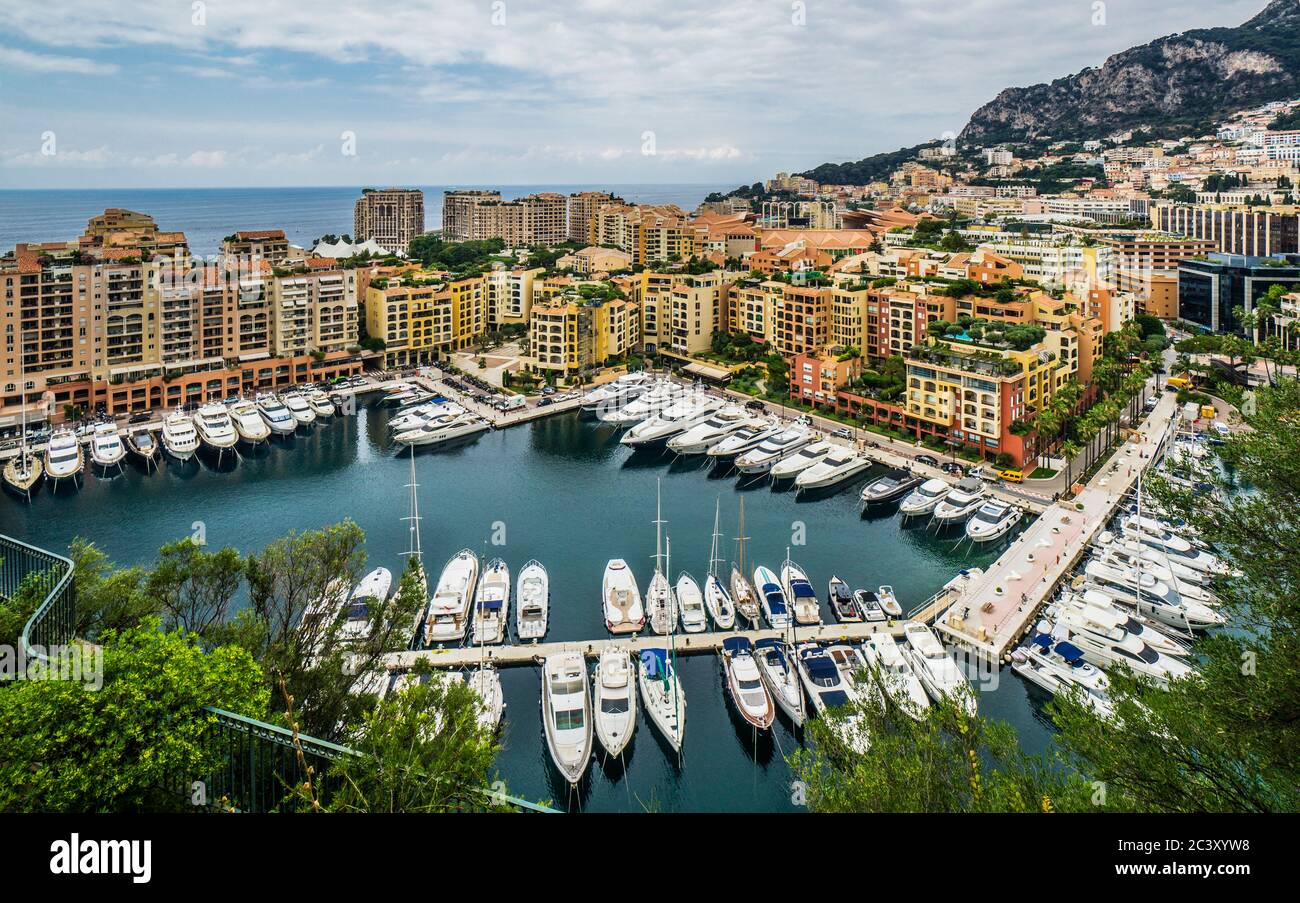 Vista di Fontvieille e del suo nuovo porto yacht, il più a sud di Monaco, costruito quasi interamente su terra ricostruita artificialmente e quindi re Foto Stock