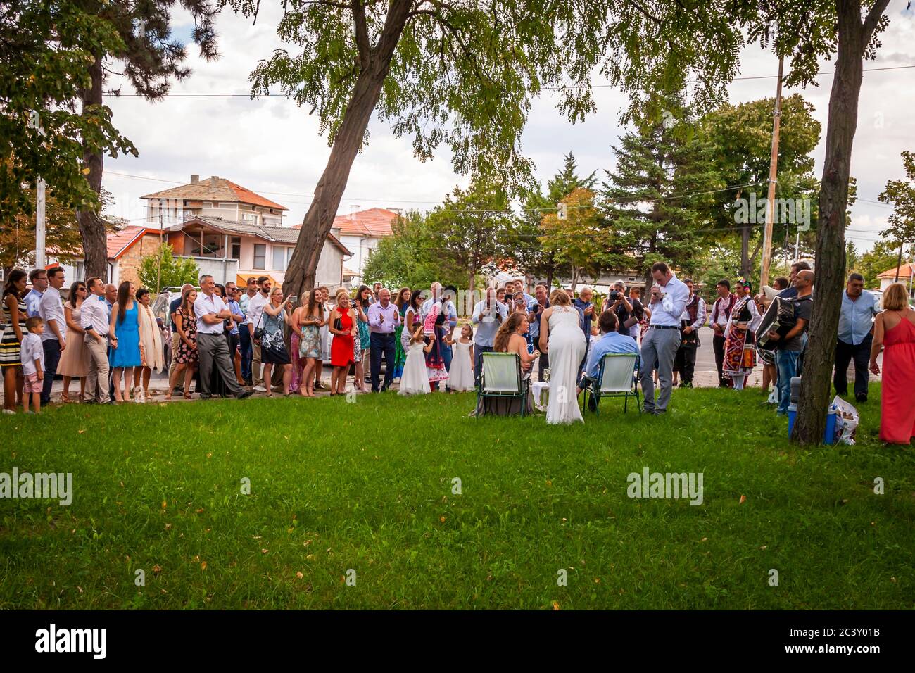 Matrimonio in Bulgaria. Lo sposo e lo sposo devono servire il loro migliore uomo e la sua migliore serva d'onore Foto Stock